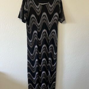 Elegant Black and White Wave Pattern Dress